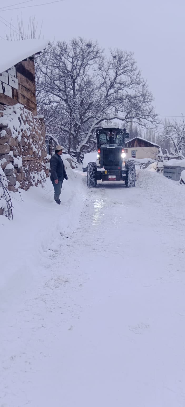 Sivas&rsquo;ta 850&rsquo;e yakın k&ouml;y yolu ara&ccedil; ulaşımına kapandı
