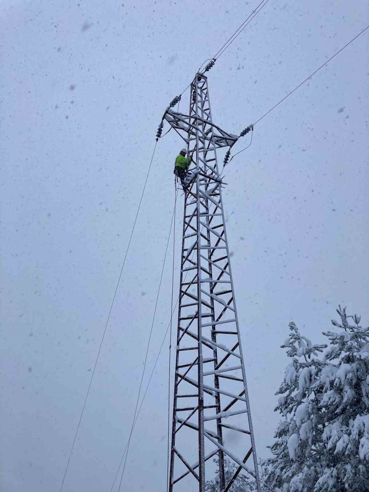 Başkent EDAŞ zorlu kış şartlarında 7/24 sahada m&uuml;cadele ediyor

