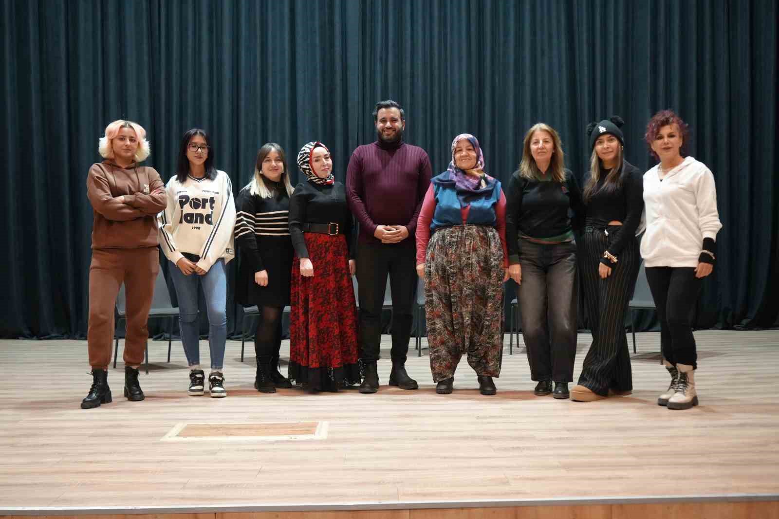 &Ccedil;ocukları sosyalleşsin diye geldi, sahnenin yıldızı oldu
