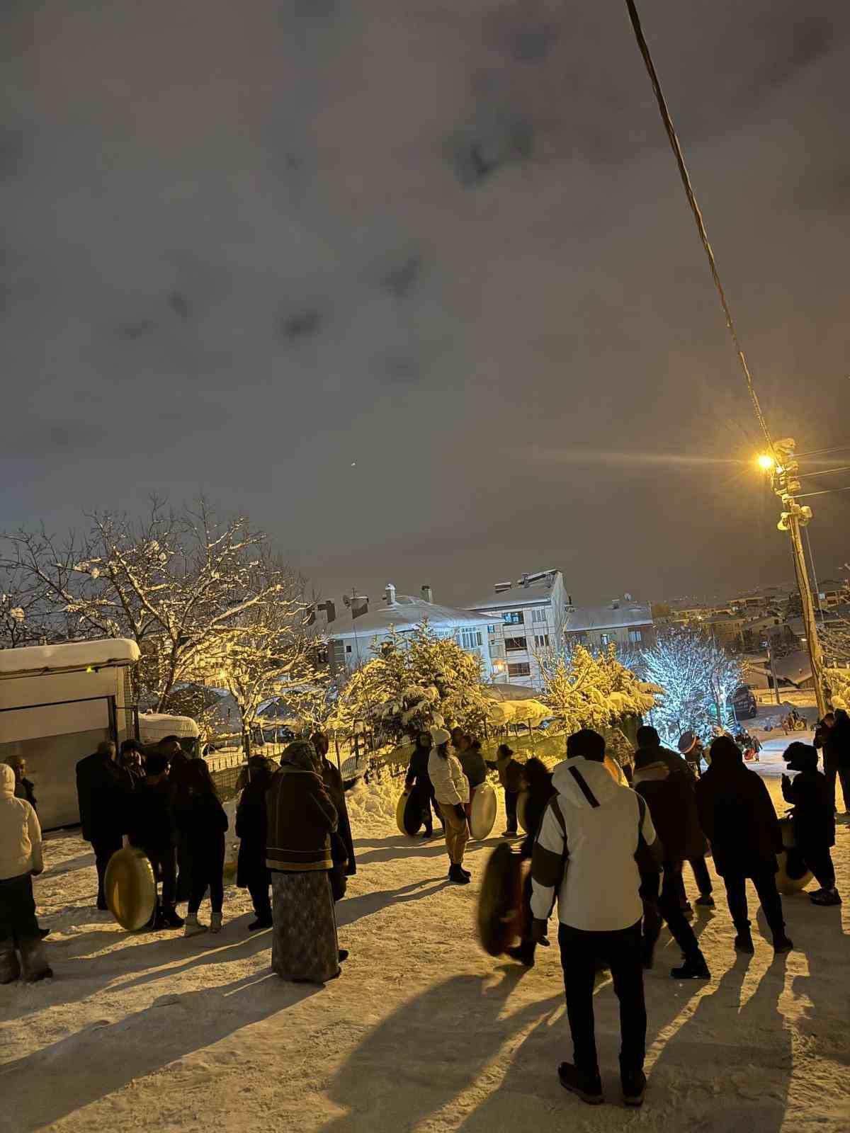 Bolu&rsquo;da &ccedil;ocuklar gece saatlerinde karın keyfini &ccedil;ıkardı
