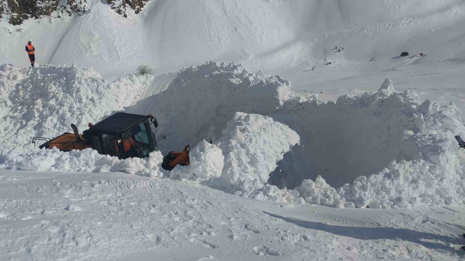 Van-&Ccedil;atak yoluna d&uuml;şen &ccedil;ığ temizleniyor
