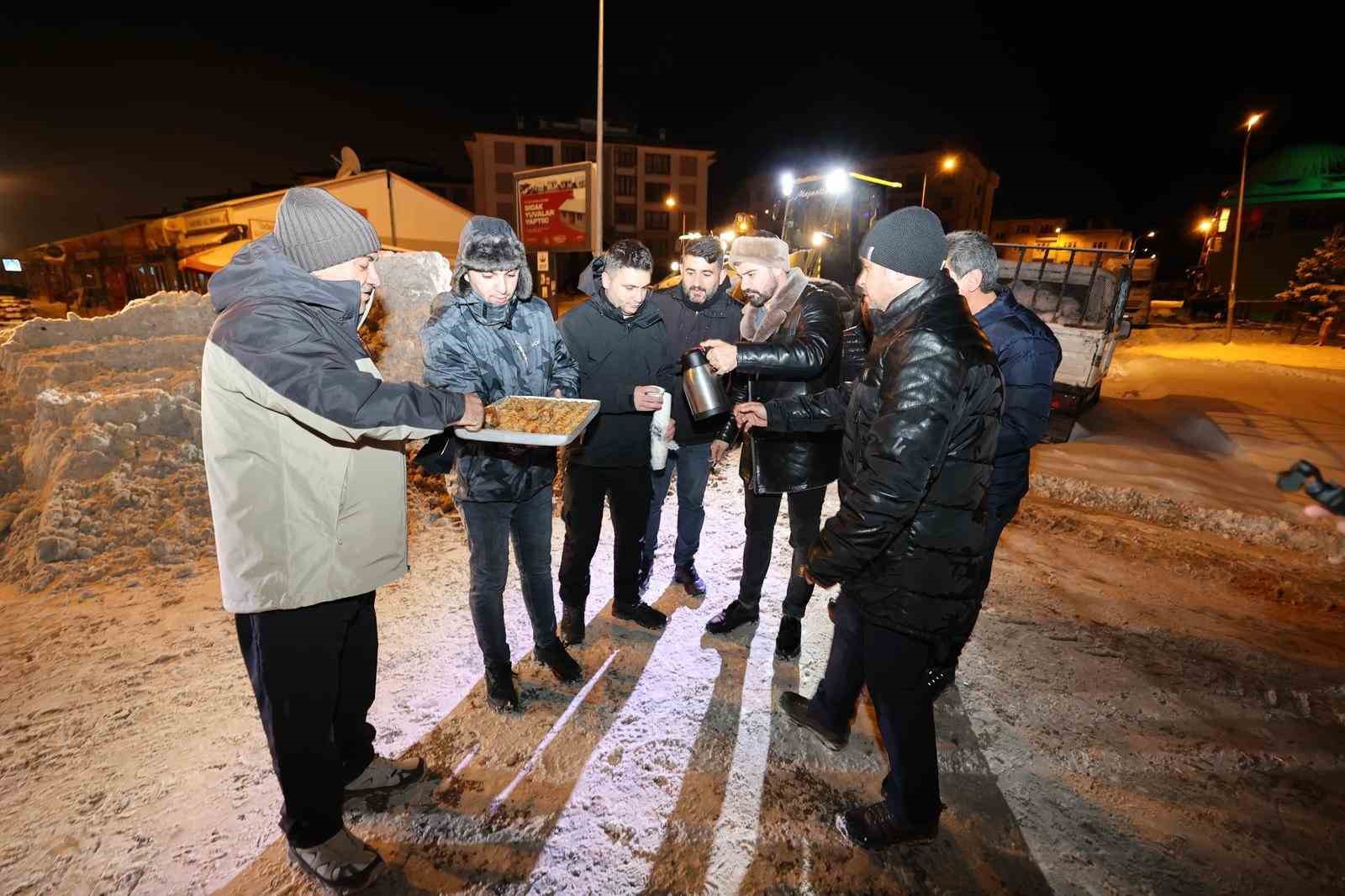 Aziziye&rsquo;nin karla m&uuml;cadele timlerine gece yarısı s&uuml;rprizi
