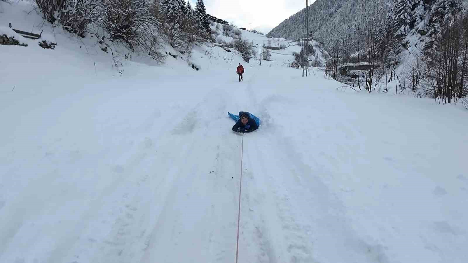 Bu da Rizeli gen&ccedil;lerin kar eğlencesi
