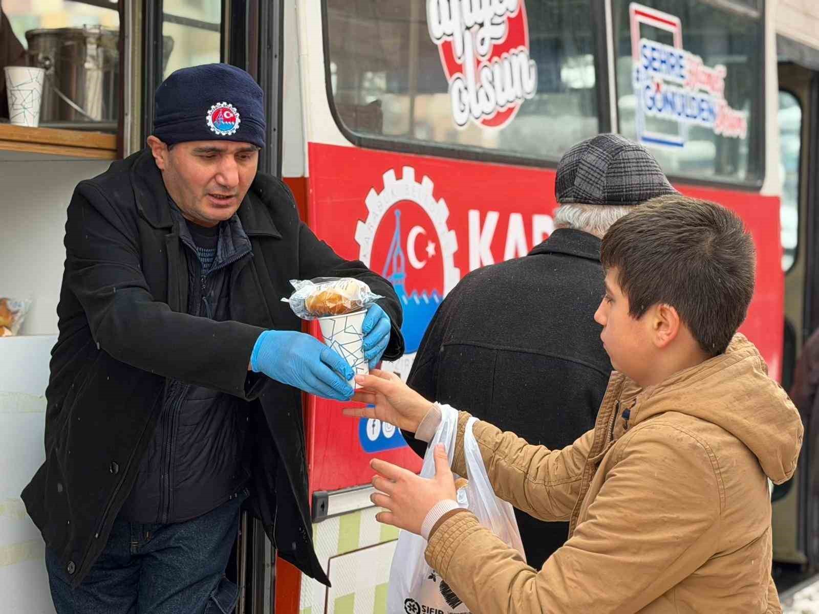 Karab&uuml;k Belediyesi kış şartlarında hizmetlerini s&uuml;rd&uuml;r&uuml;yor
