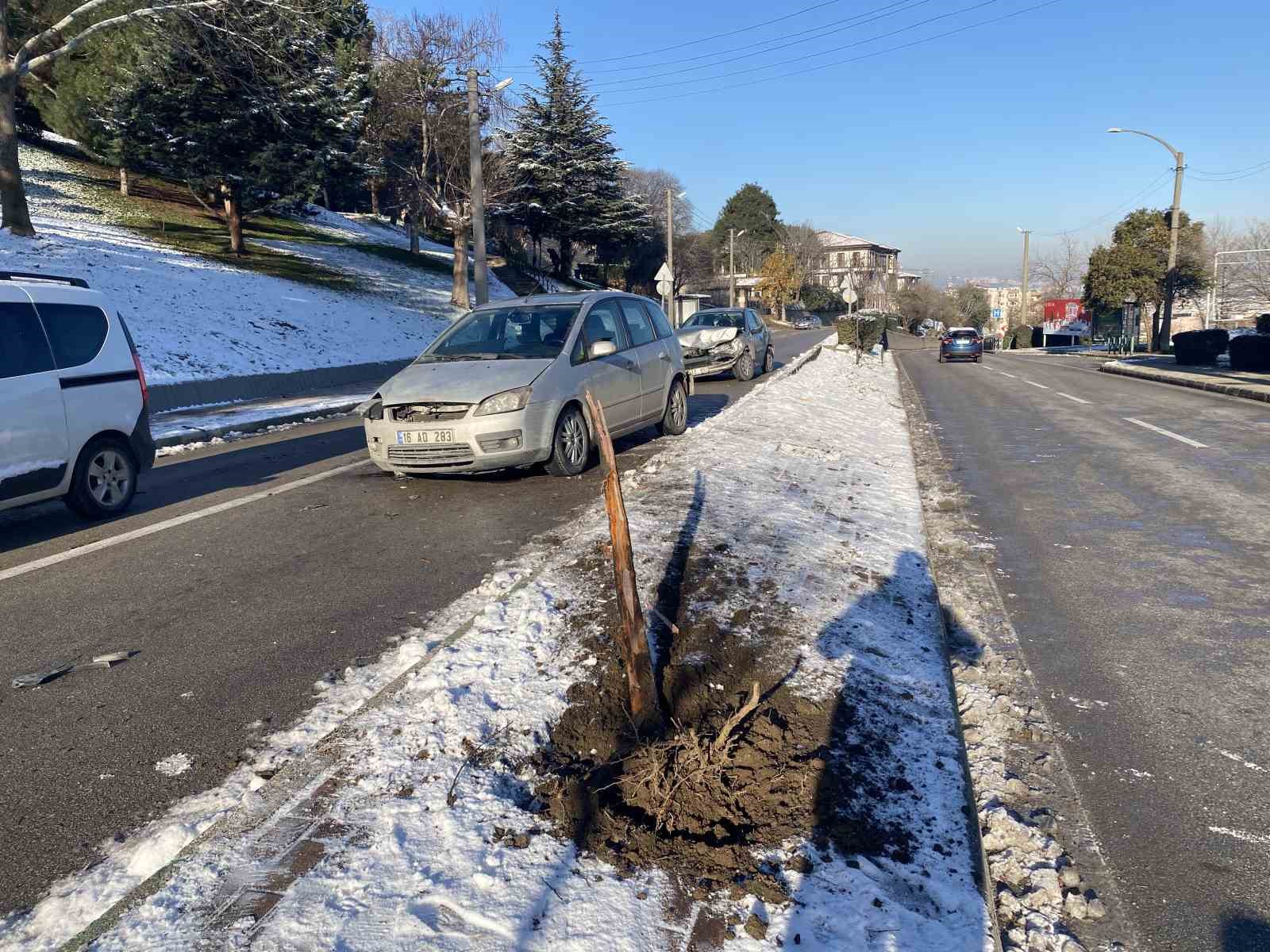 Kontrolden &ccedil;ıkan otomobil &ccedil;arptığı aracı karşı y&ouml;ne savurdu: 4 yaralı
