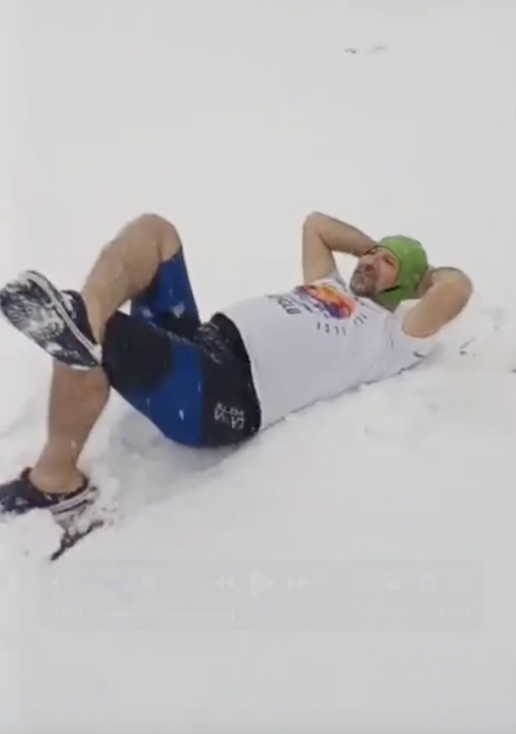 Kar altında denize girip y&uuml;zd&uuml;
