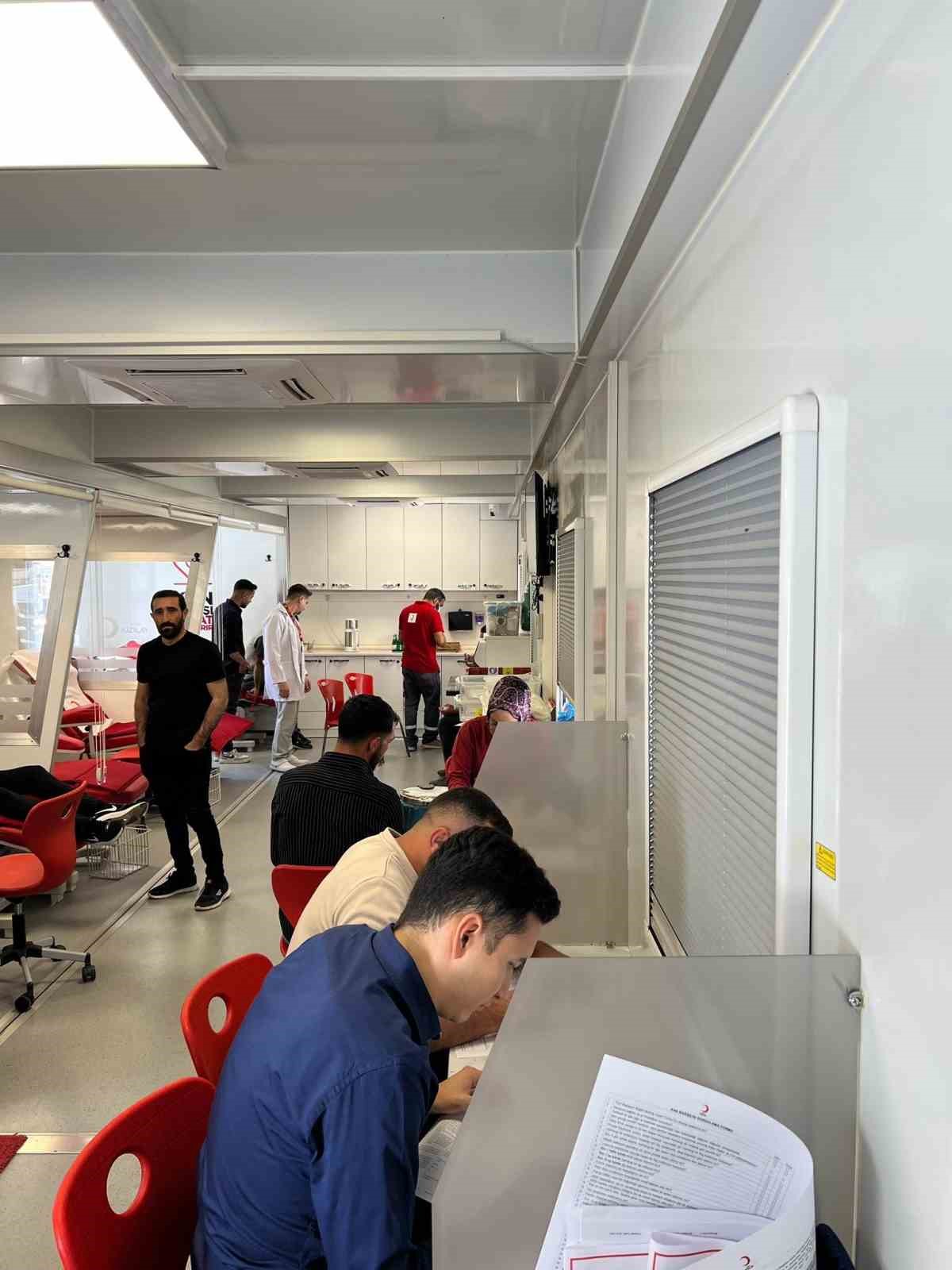 &Ccedil;ermik Kaymakamı Karataş, kan bağışında bulundu
