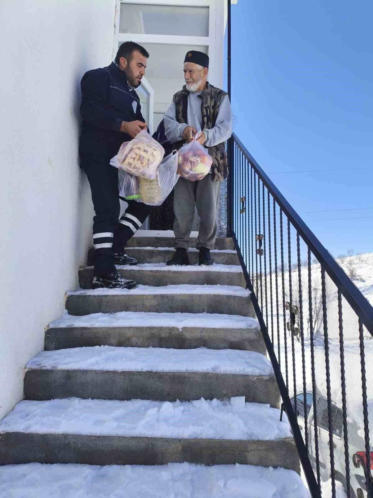 Eğil’de erzak sıkıntısı yaşayan vatandaşların ihtiyaçları giderildi