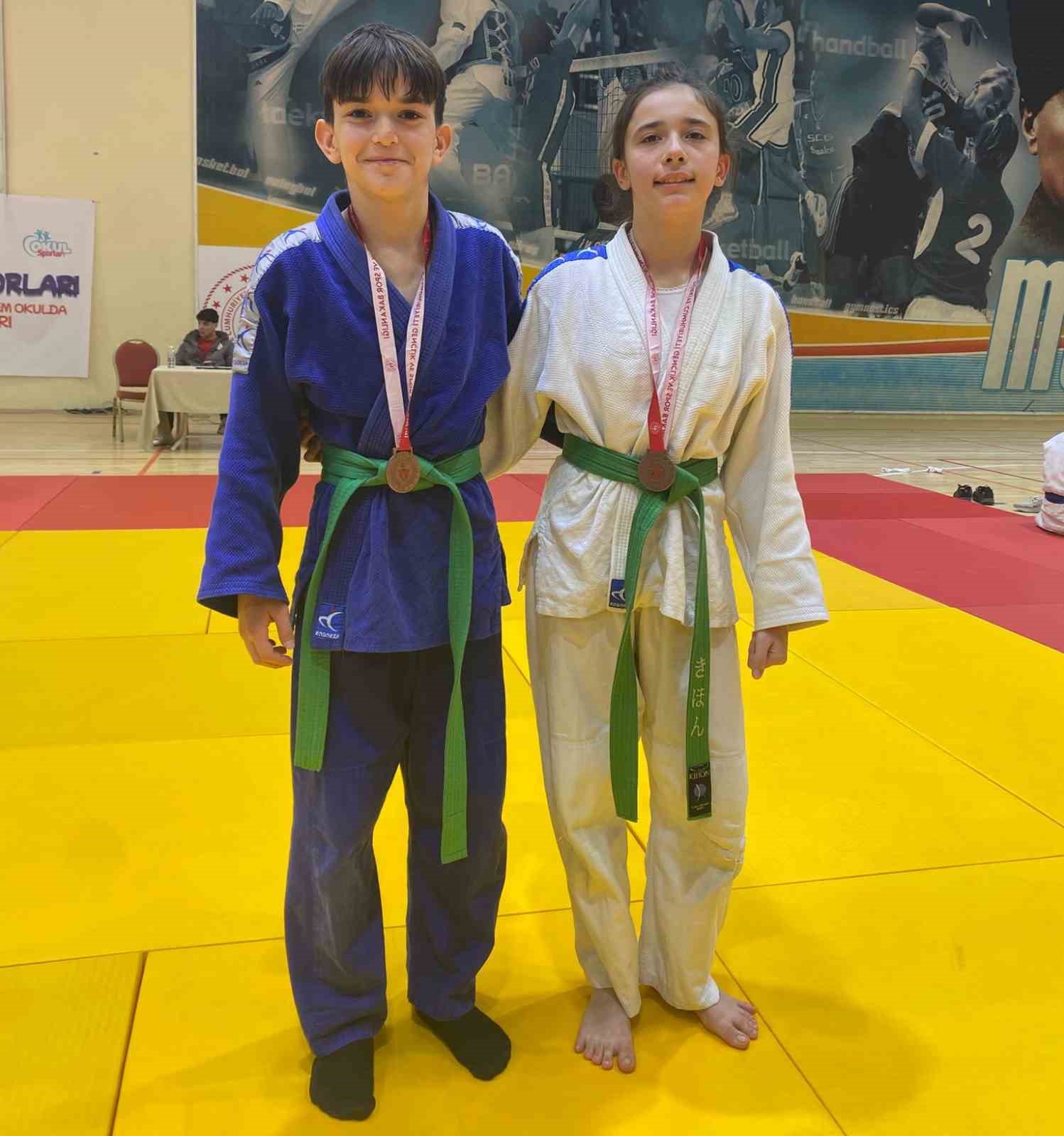 Salihli’nin yıldız judocuları il birinciliğinde madalyaları topladı