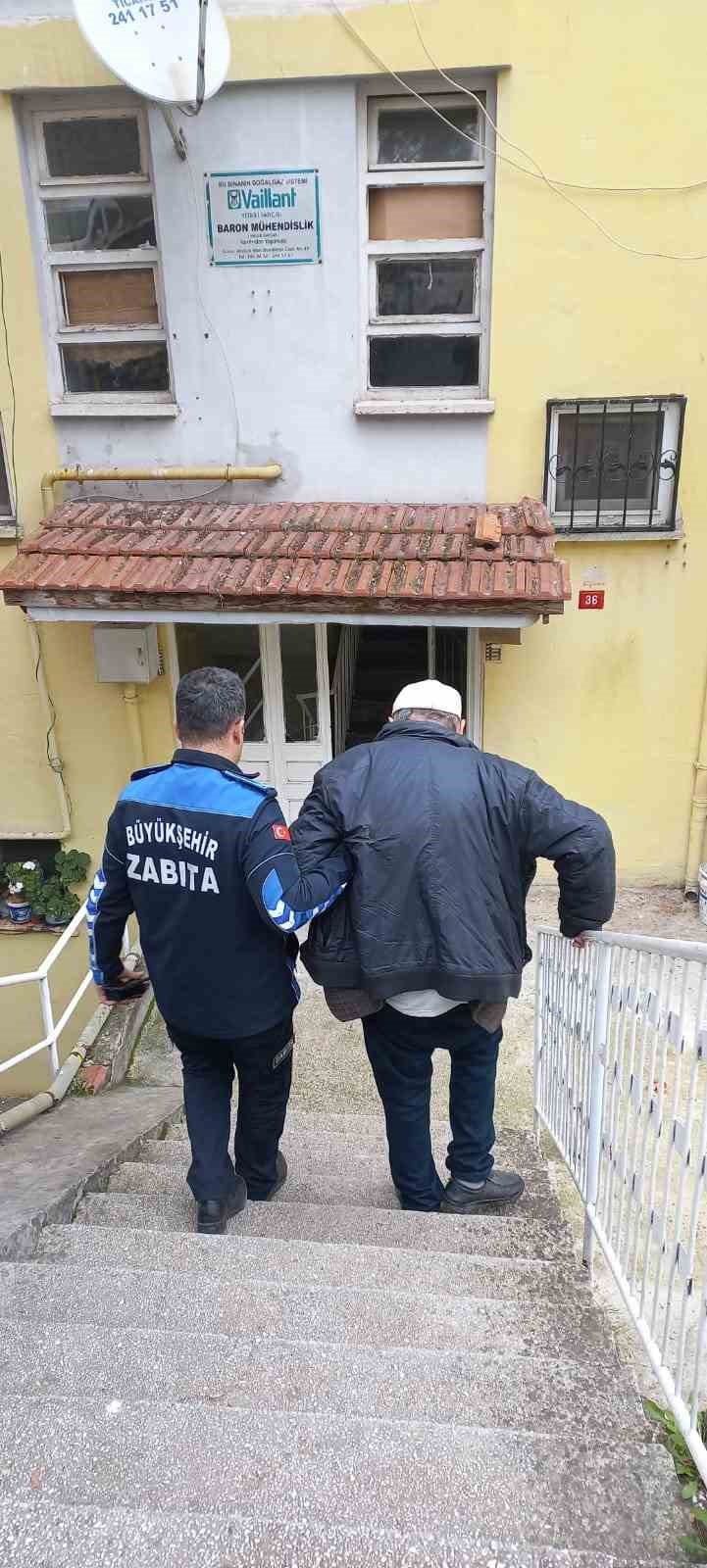 Büyükşehir Belediyesi, zorlu hava şartlarında da kimseyi yalnız bırakmıyor