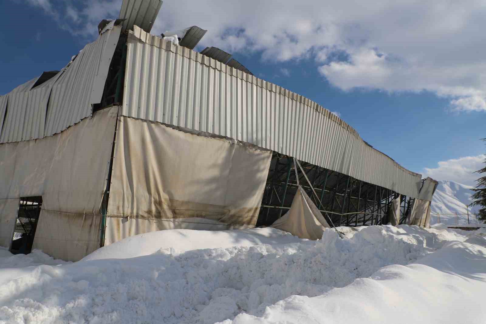 Okulların tatil olması faciayı &ouml;nledi: Halı sahanın tavanı &ccedil;&ouml;kt&uuml;
