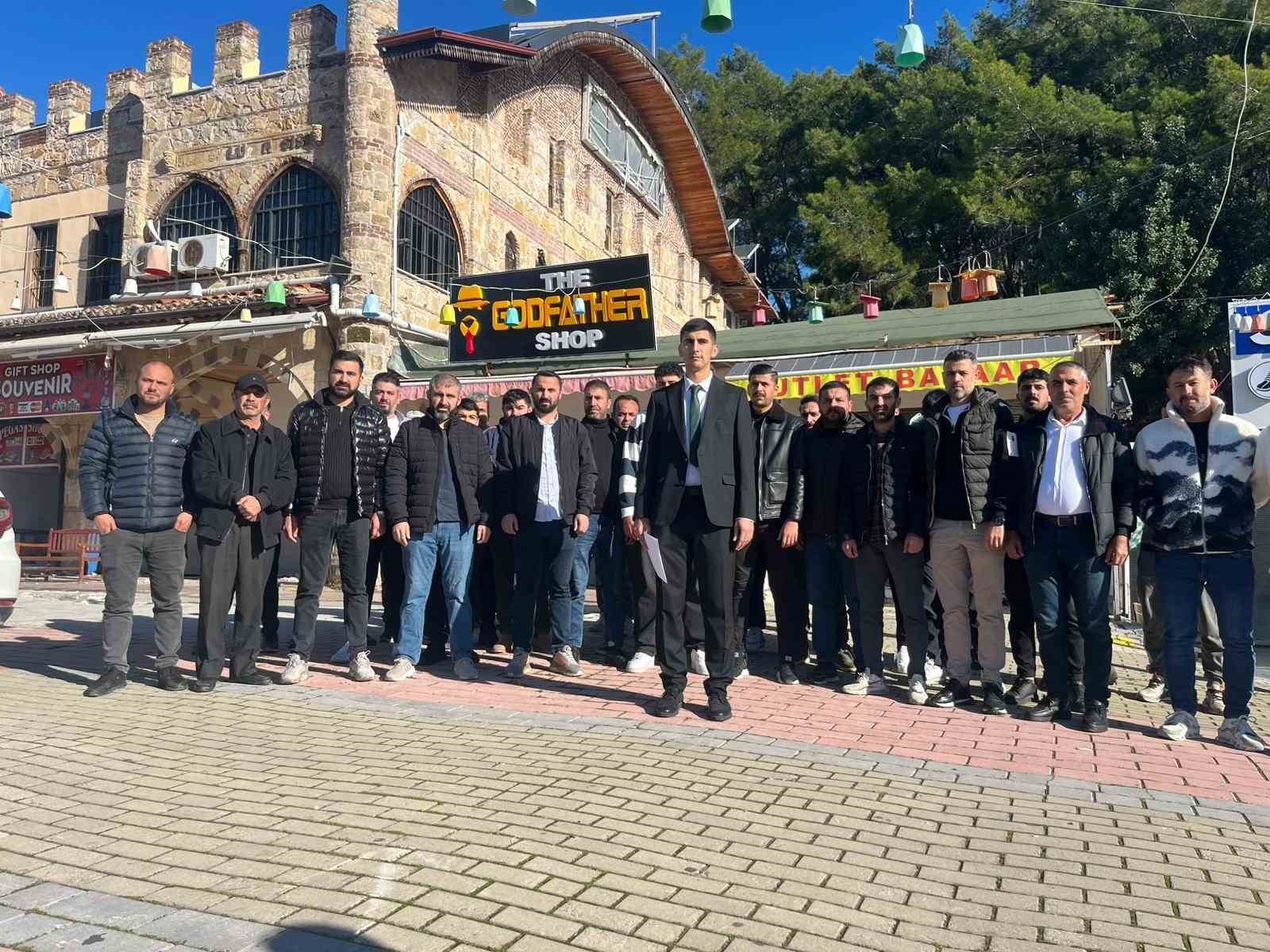 Yol ve kavşak düzenlemesinde ’müşteri kaybı’ endişesi esnafı sokağa döktü