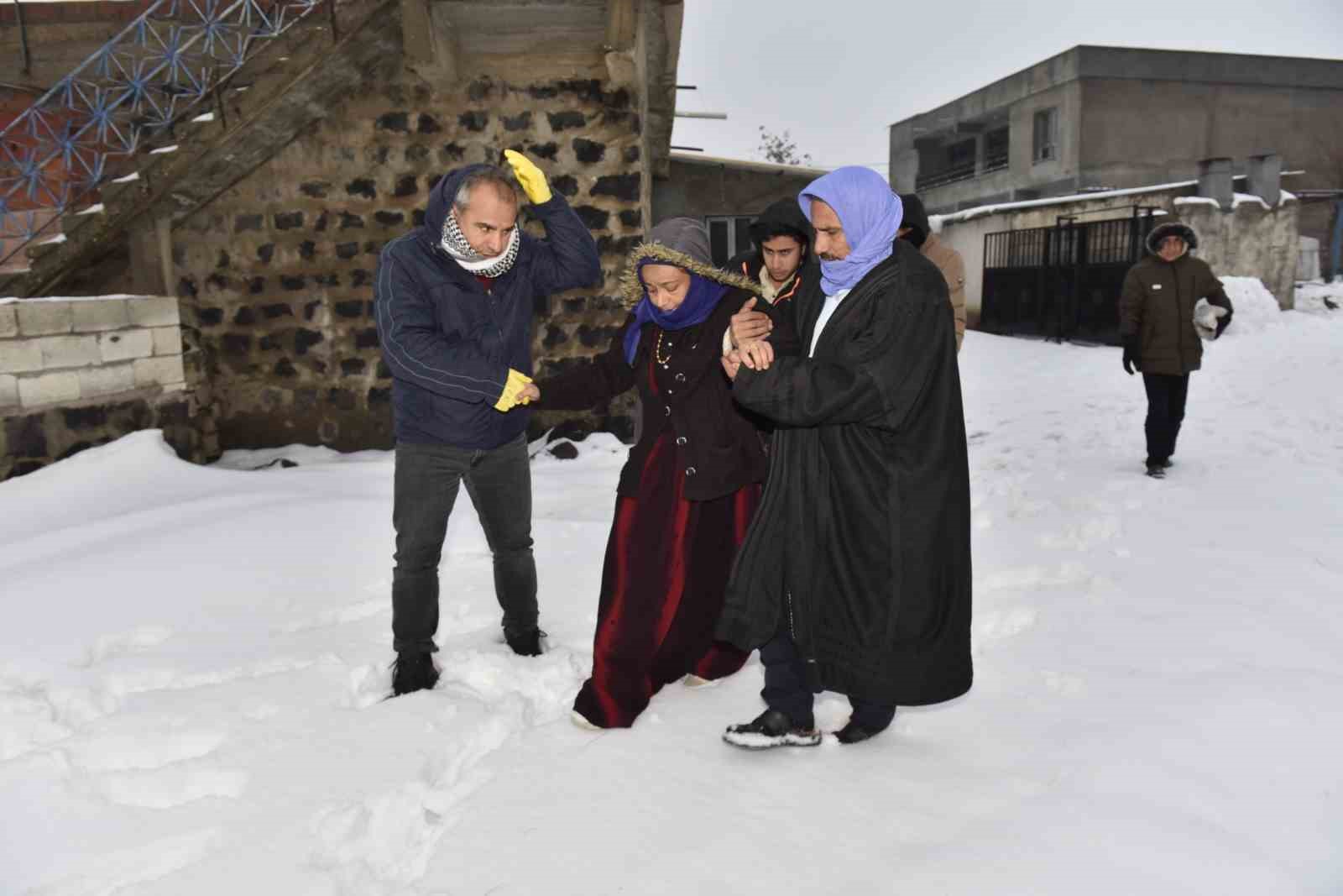 Karla kapanan kırsal mahalledeki diyaliz hastasına belediye ekipleri ulaştı
