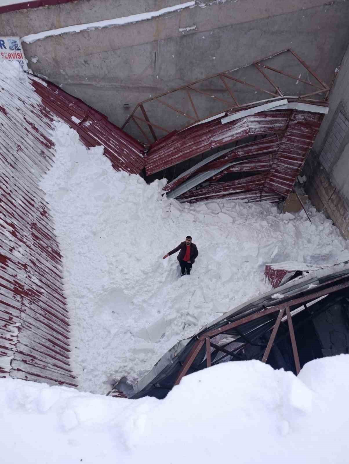 Bitlis’te karın ağırlığına dayanamayan çatı çöktü: 1 yaralı