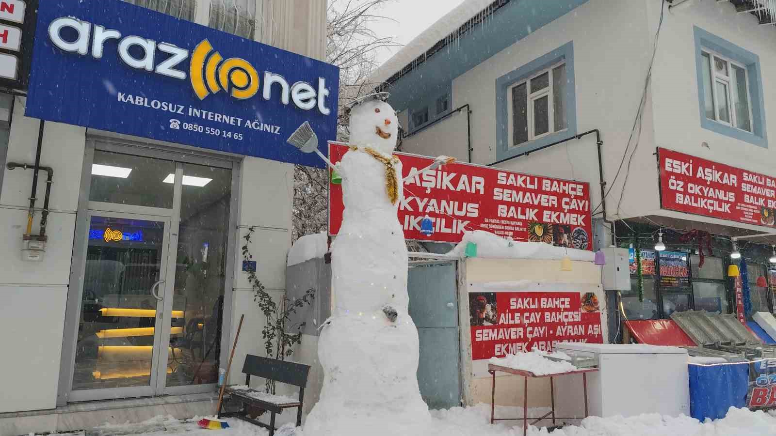 Erciş&rsquo;te boş kalan esnaf kardan adam yaptı

