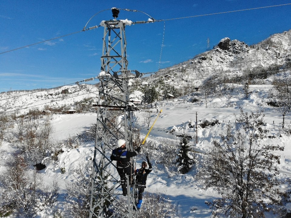 Çoruh EDAŞ, yoğun kar yağışında kesintisiz enerji için sahada