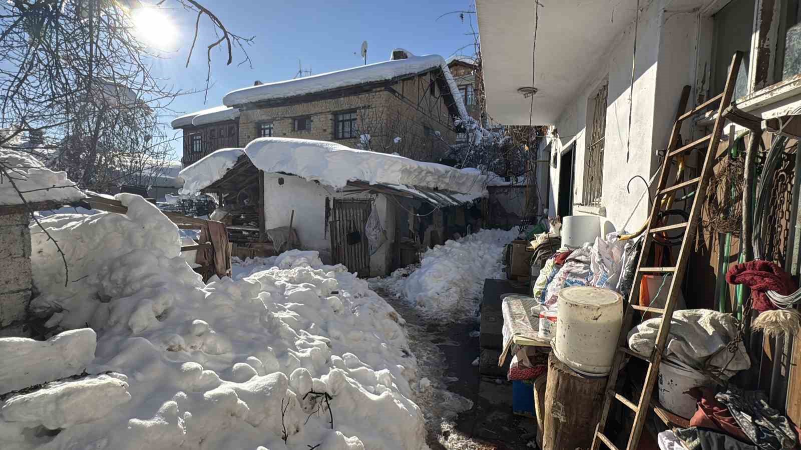 Karab&uuml;k&rsquo;te 80 yaşındaki kadın donmuş halde &ouml;l&uuml; bulundu
