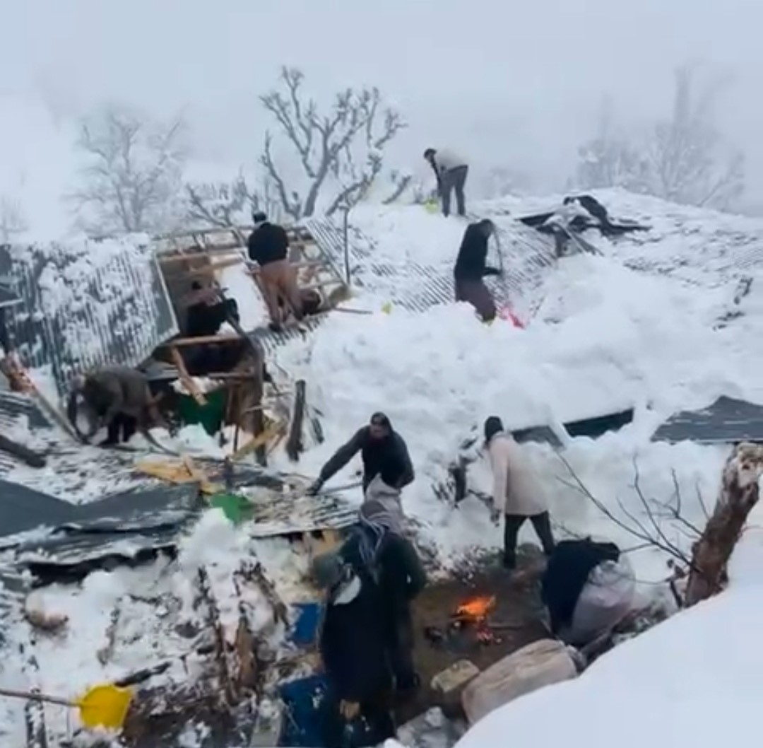 Derecik’te ahır çatısı çöktü