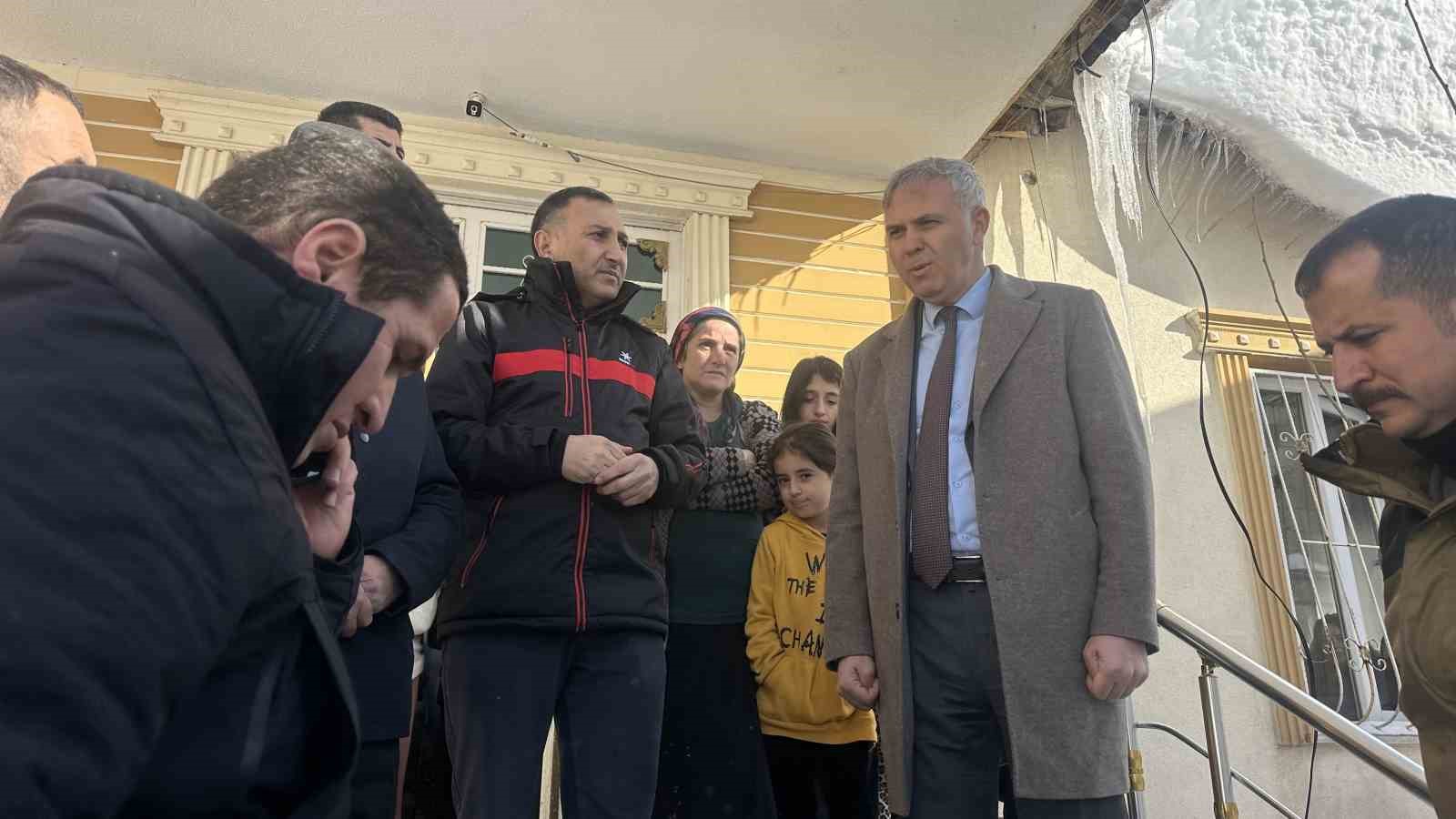 Yüksekova’da karın ağırlığına dayanamayan evin tavanı çöktü