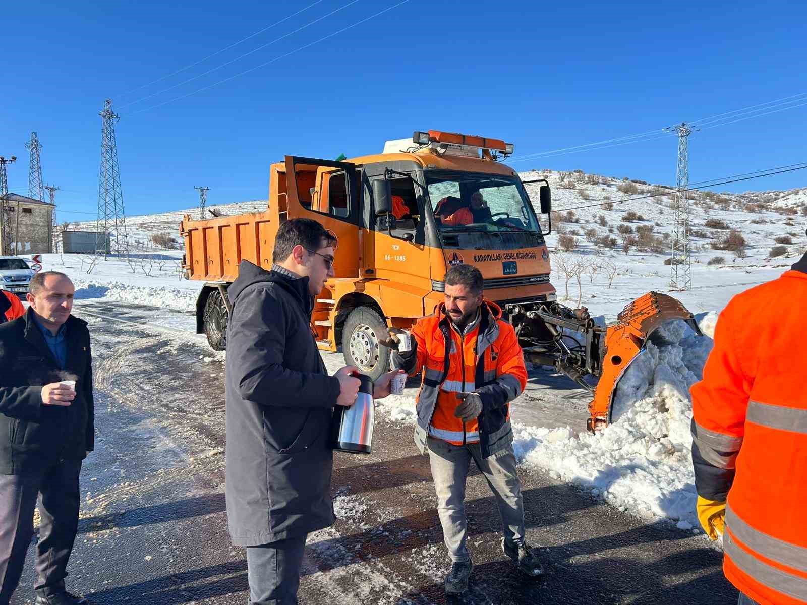 Kaymakam &Ouml;ztaş, kar mesaisinde olan ekiplerle bir araya geldi
