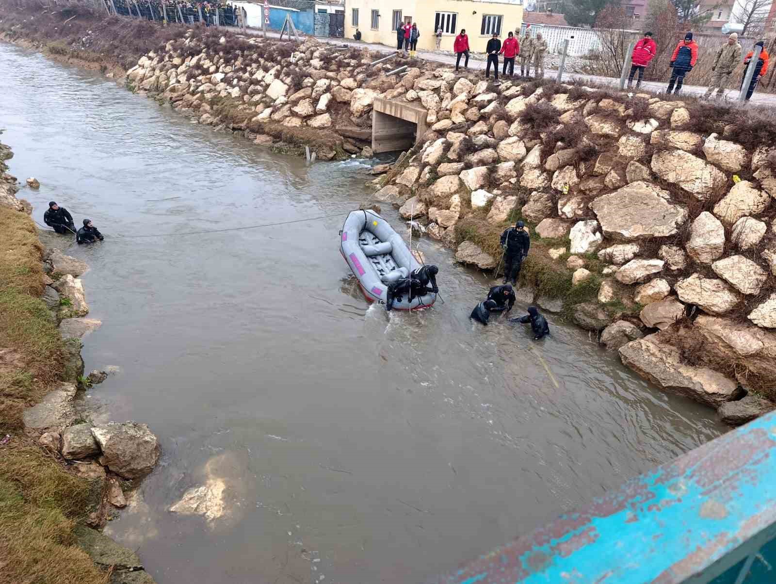 Şanlıurfa&rsquo;da sulama kanalında kaybolan s&uuml;r&uuml;c&uuml;y&uuml; arama &ccedil;alışmaları s&uuml;r&uuml;yor
