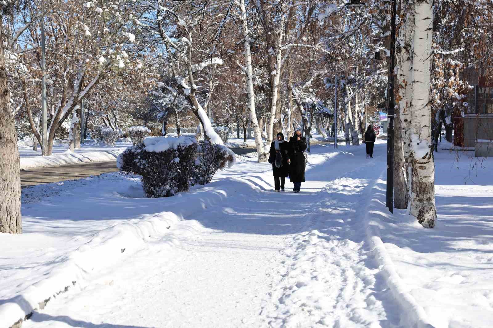 Atat&uuml;rk &Uuml;niversitesi kamp&uuml;s&uuml;nde kar temizleme &ccedil;alışmaları aralıksız s&uuml;r&uuml;yor
