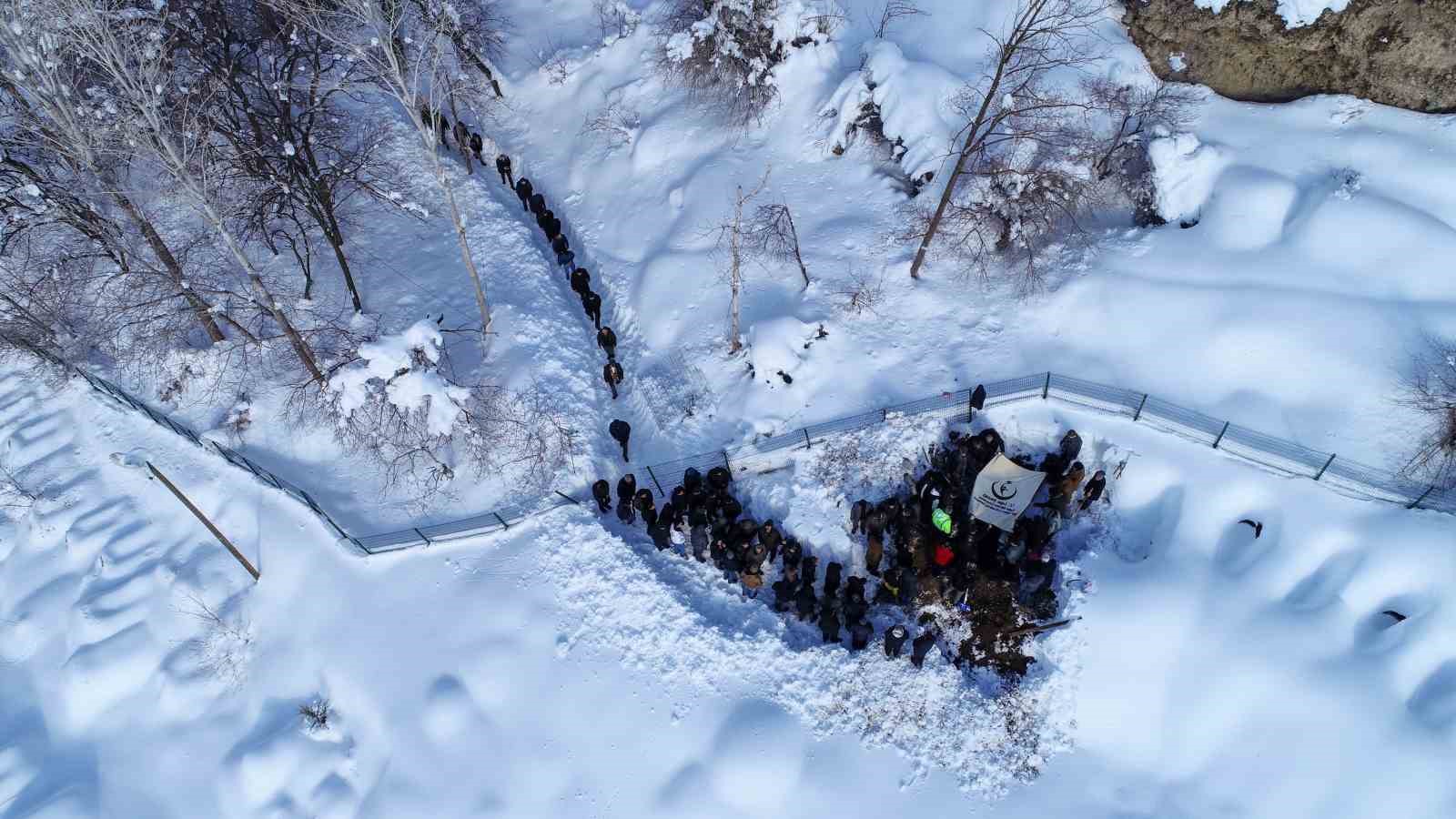 Van’da çığ felaketinde hayatını kaybeden kadın son yolculuğuna uğurlandı