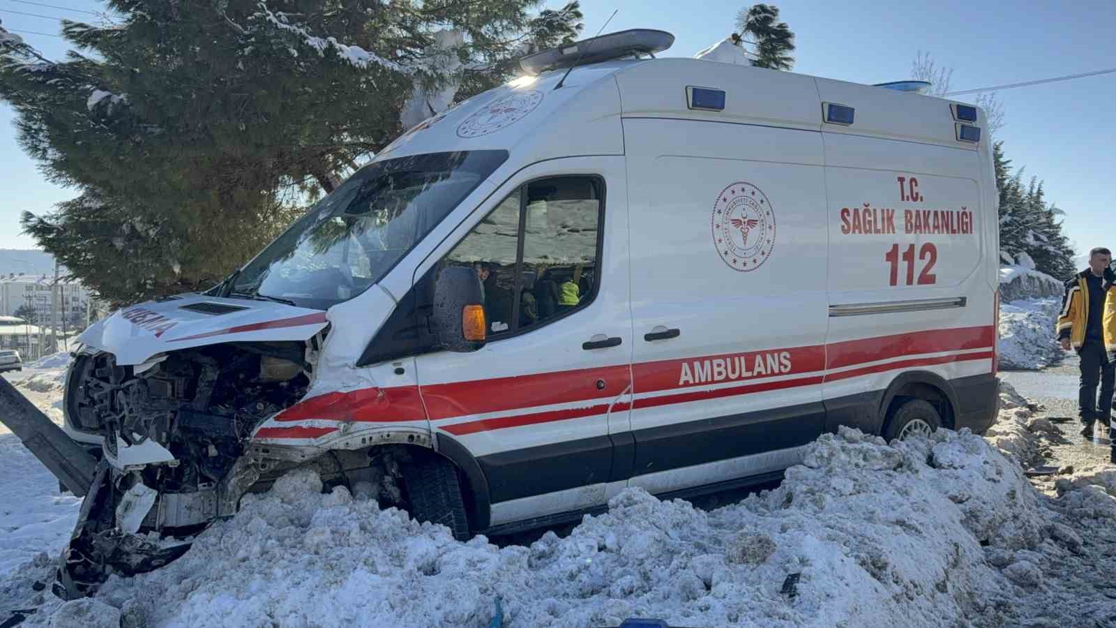 Otomobil ile ambulans &ccedil;arpıştı: 2 yaralı
