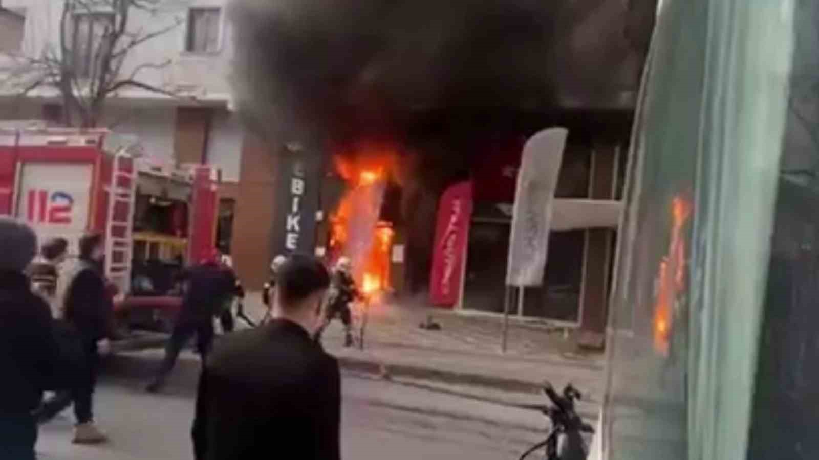 D&uuml;kkan &ouml;n&uuml;nde başlayan yangın ak&uuml;lerin patlamasıyla b&uuml;y&uuml;d&uuml;
