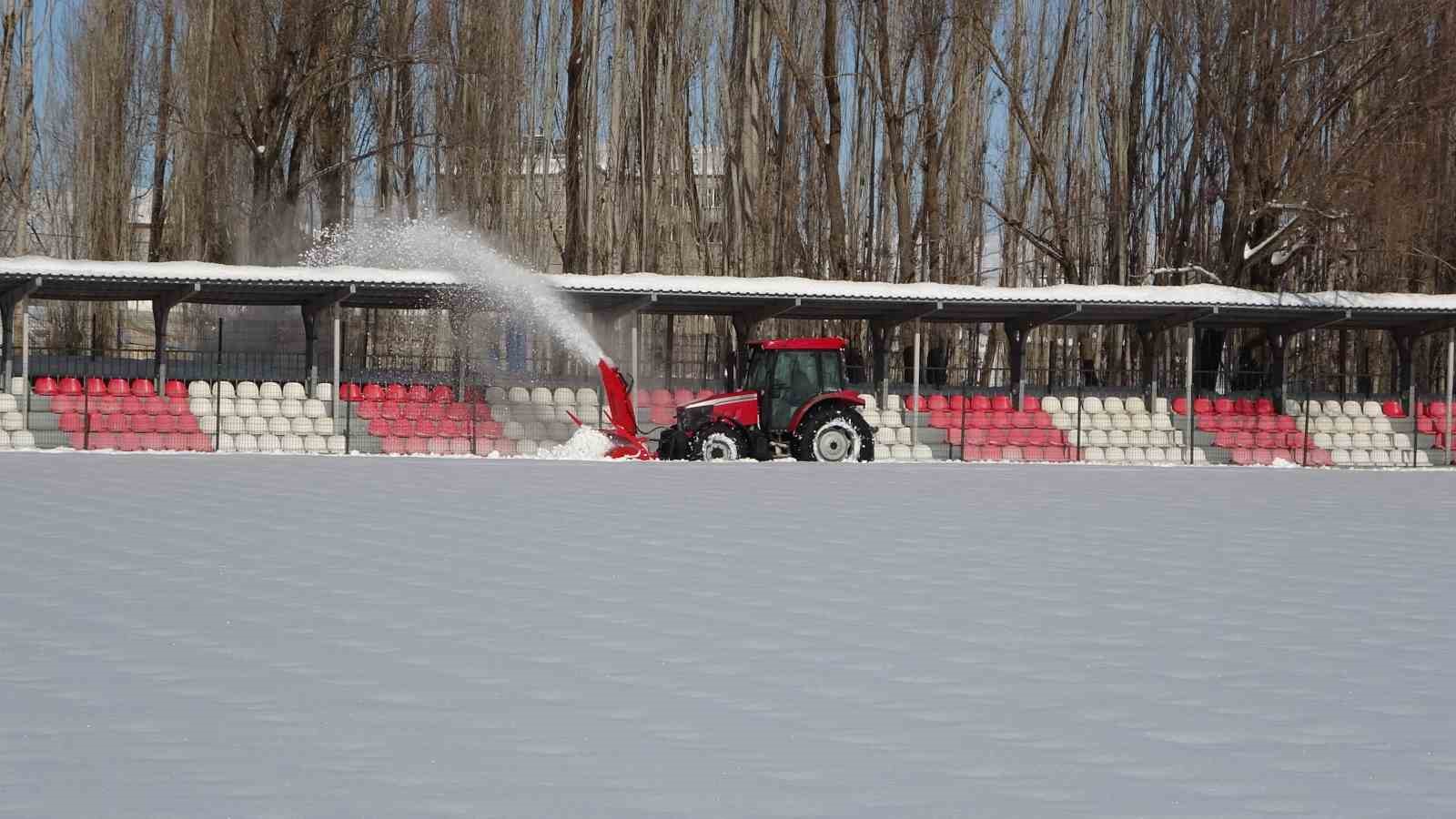 Maç öncesi saha kardan temizlendi