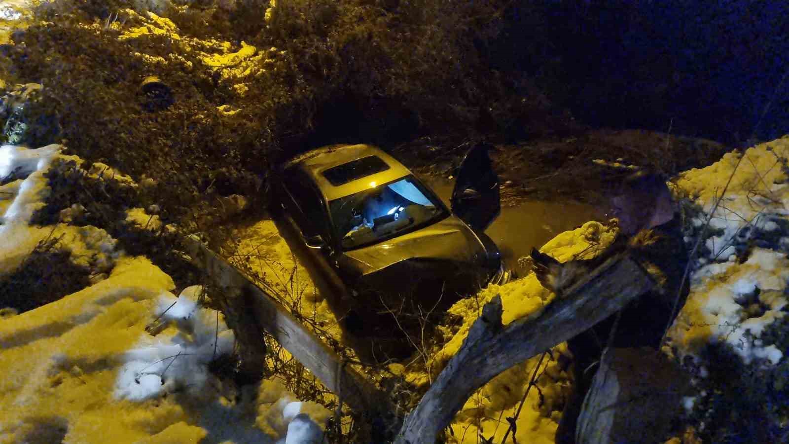 Sinop&rsquo;ta buzlanan yolda otomobil dereye u&ccedil;tu: 1 yaralı
