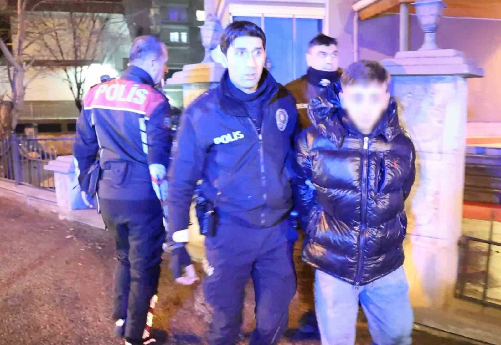 Kavga edip ka&ccedil;tılar, polisin kovalamacasıyla yakalandılar
