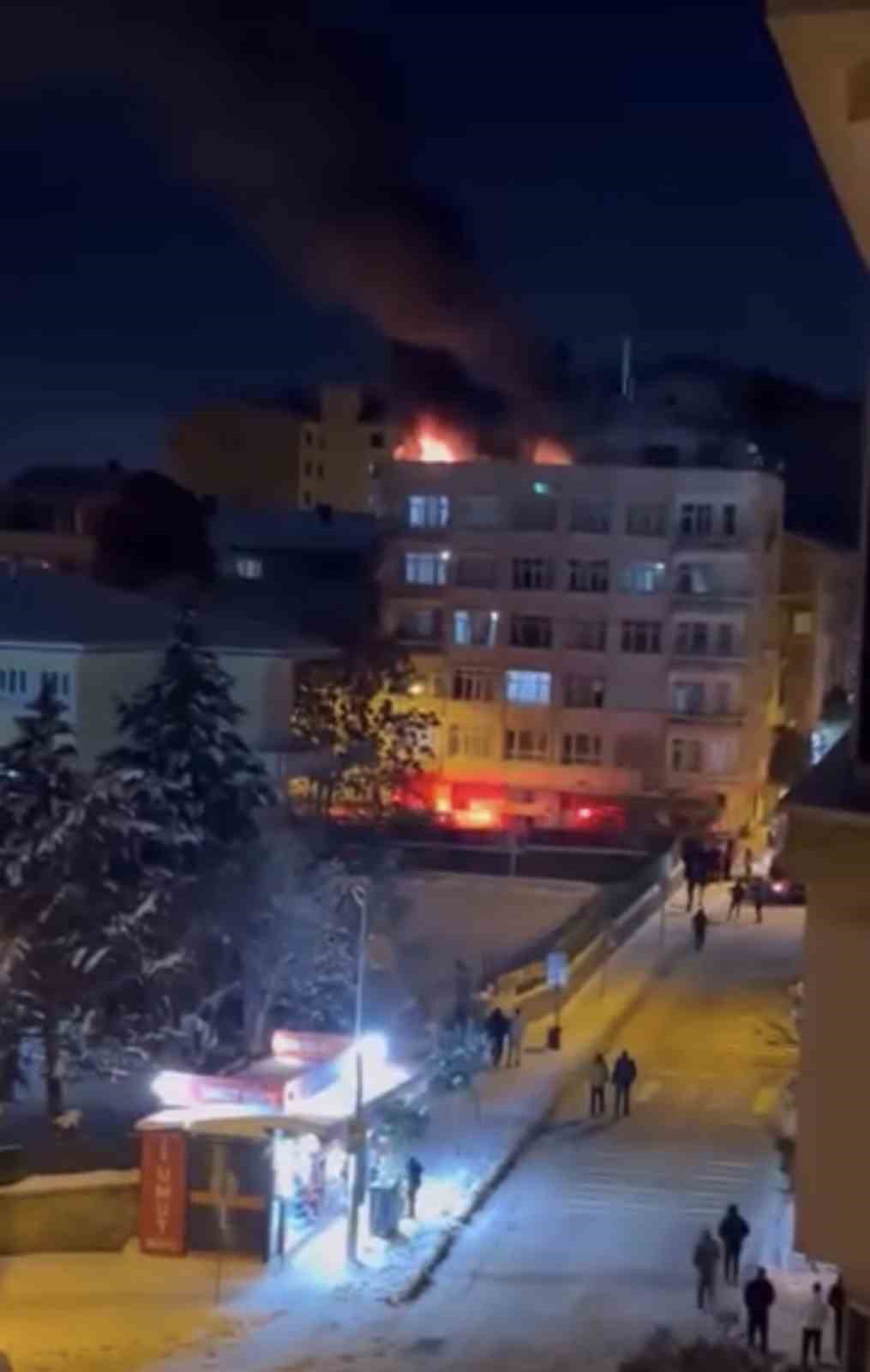 Elazığ&rsquo;da teras katında yangın
