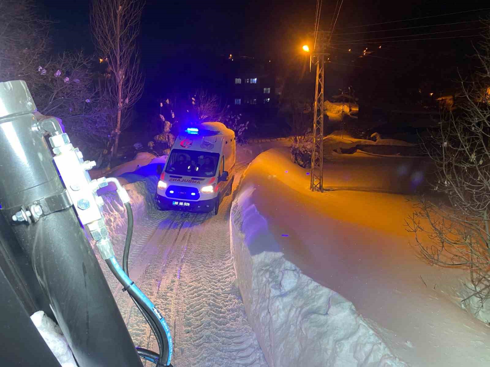 Hakkari&rsquo;de karda mahsur kalan ambulansa belediye ekiplerinden destek
