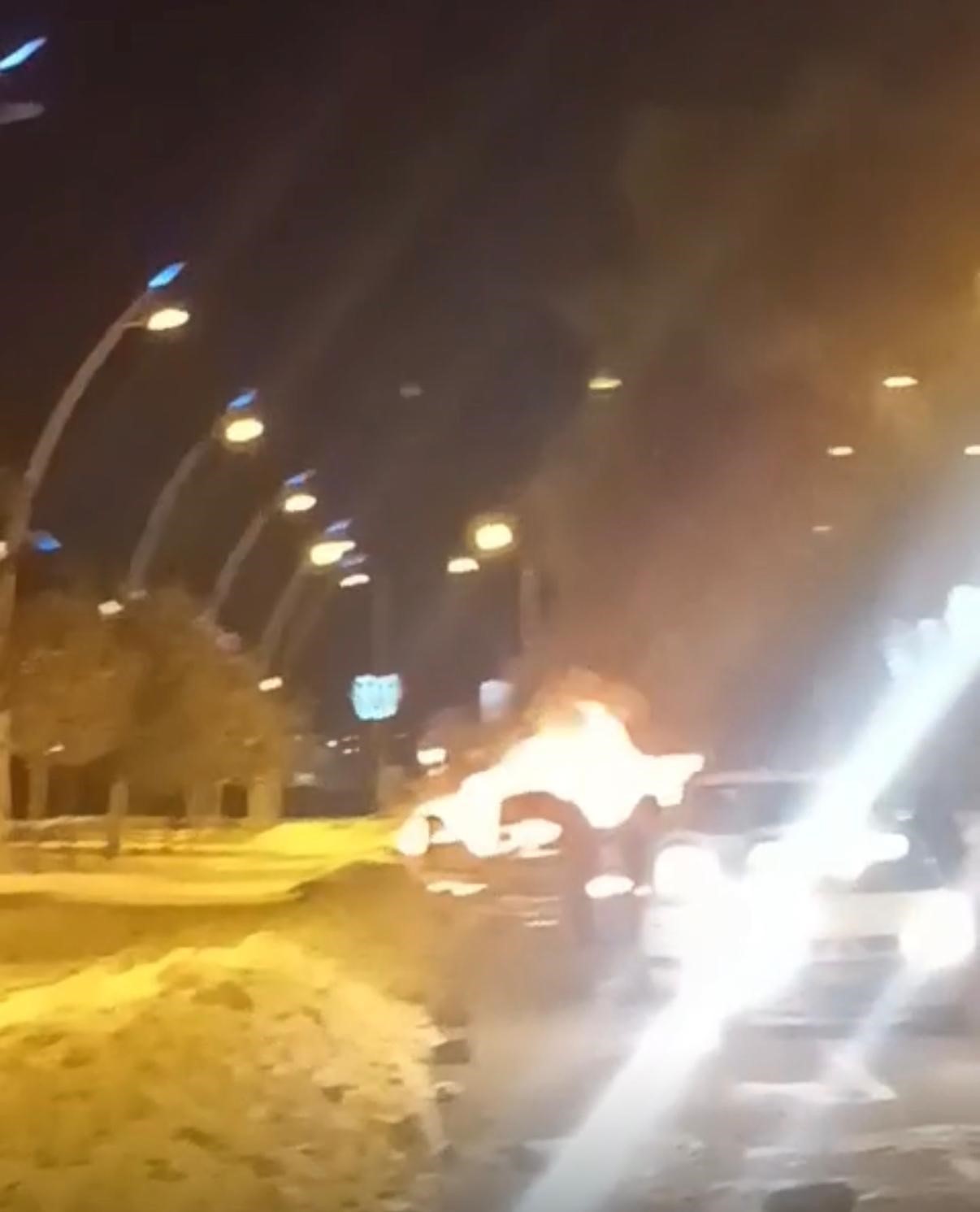 Park halindeki otomobil alev topuna döndü