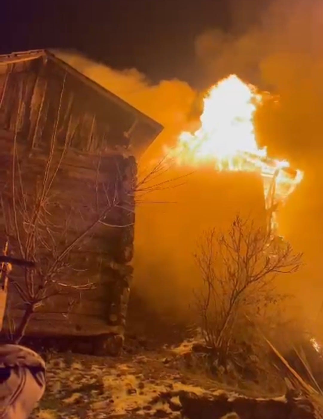 Samsun’da gece yarısı korku dolu anlar: Kırsal mahallede iki ev alevlere teslim oldu