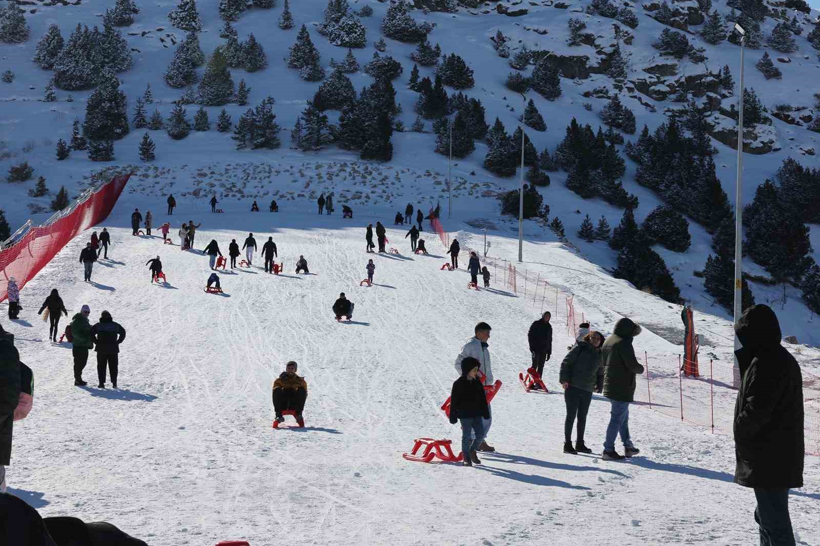 Ergan’da çocukların kızak keyfi