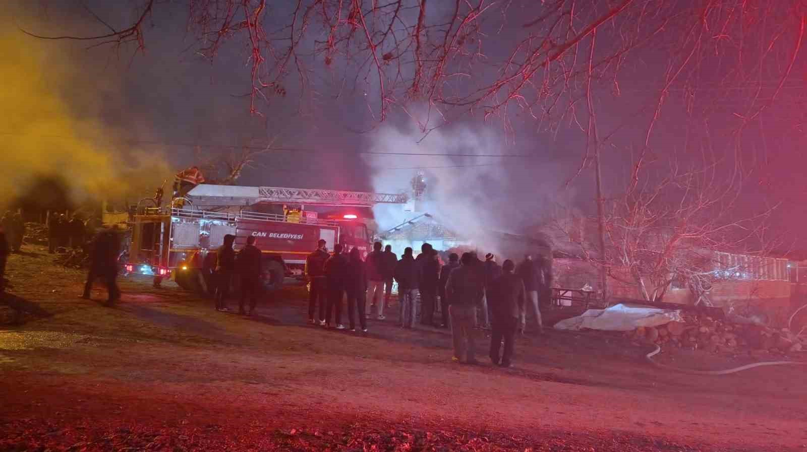 Çan’da çıkan yangında 1 otomobil ve 1 motosiklet yandı