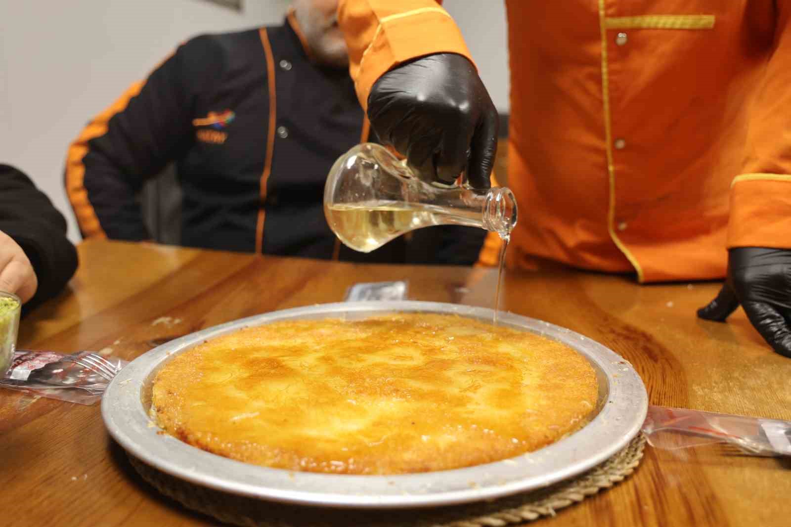 Dünyanın en iyi tatlısı seçilen ‘Antakya Künefesi’ down sendromlu Mehmet’in ellerinde tat buluyor