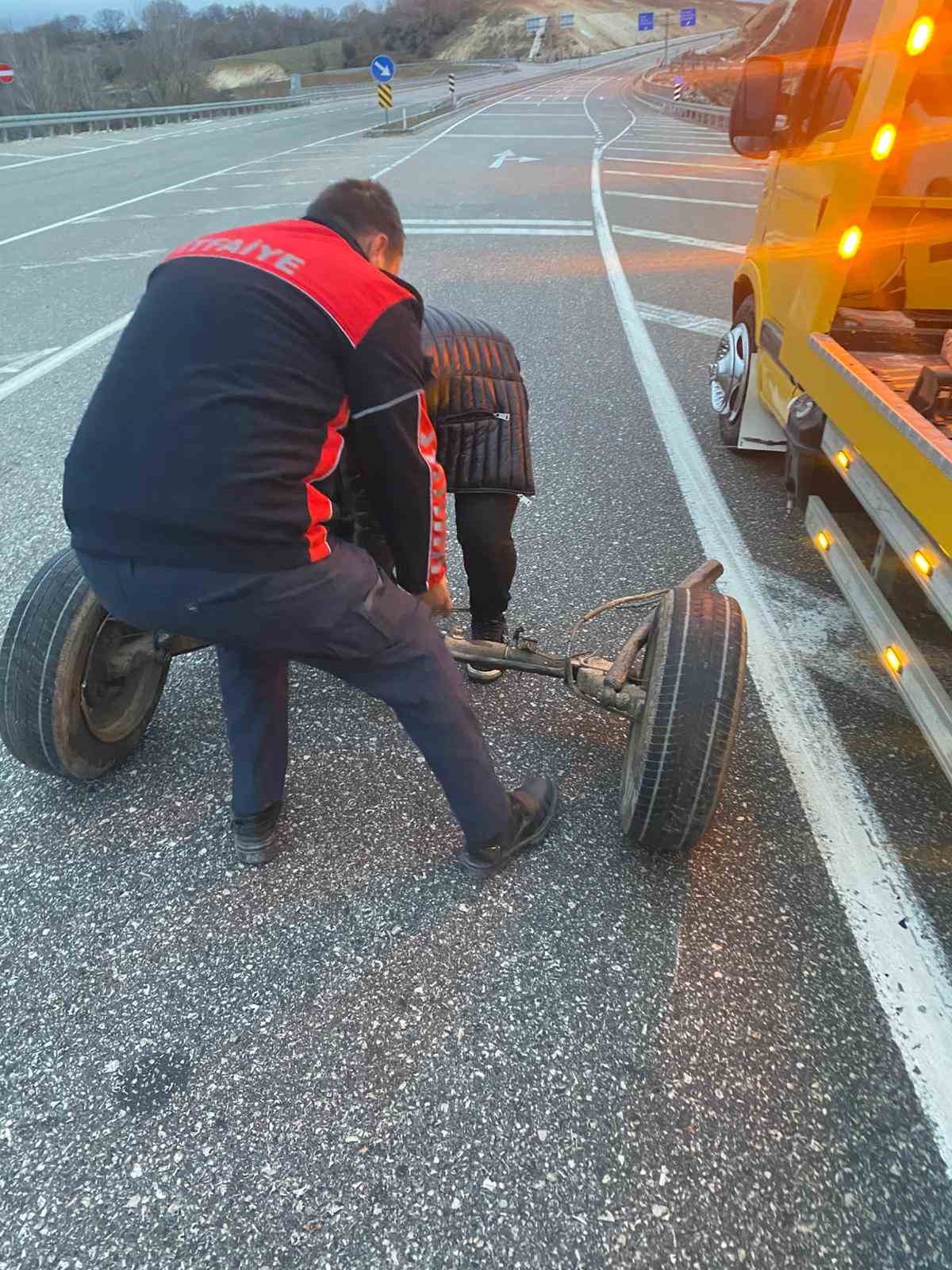 Pınarhisar’da otomobil bariyerlere çarpıp takla attı: 3 yaralı