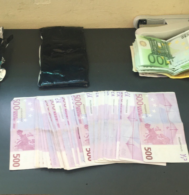 Türkiye’ye gelmek isteyen tırlardaki 85 bin euro ve 426 gram altın komşuya takıldı