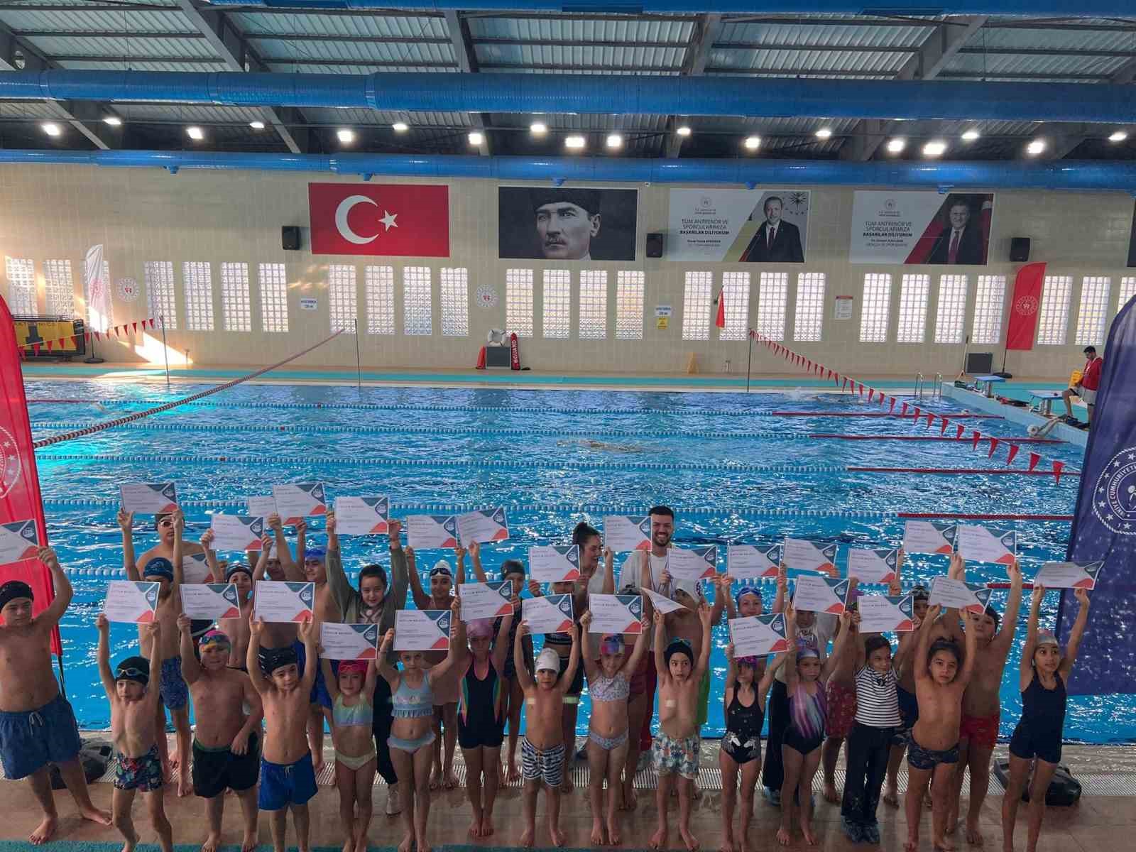 Aydın’da 2 ayda 200 çocuk yüzme öğrendi
