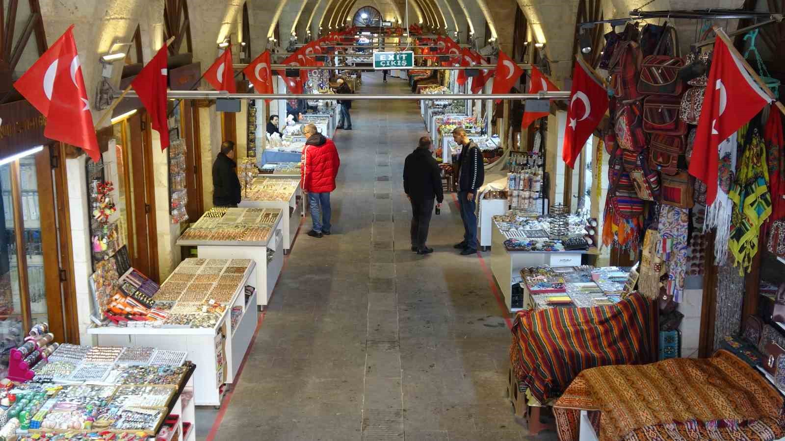 Gaziantep’te kar yağışı tarihi çarşıları sessizliğe bürüdü