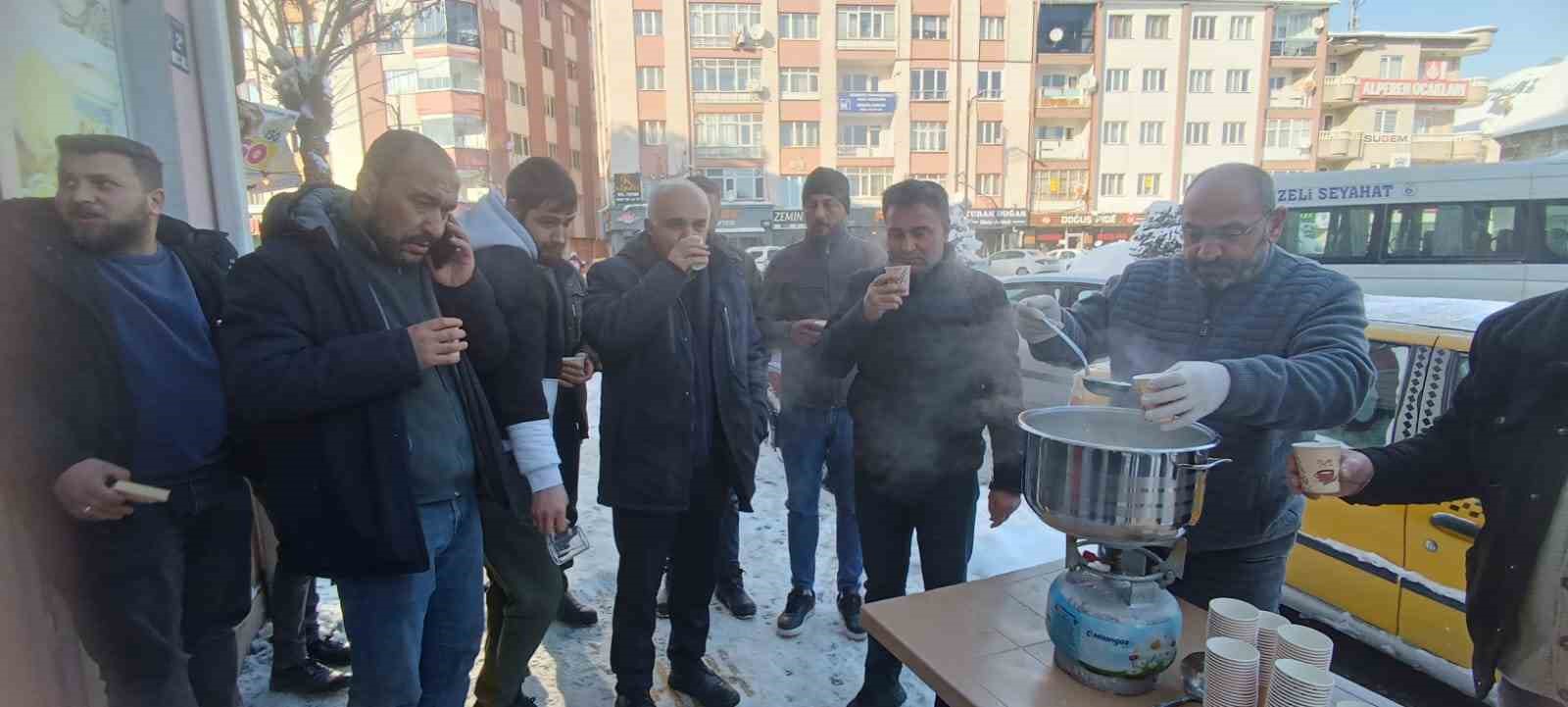 Sivas’ta yürekleri ısıtan dayanışma, karla mücadele çalışanlarına sıcak süt ikramı