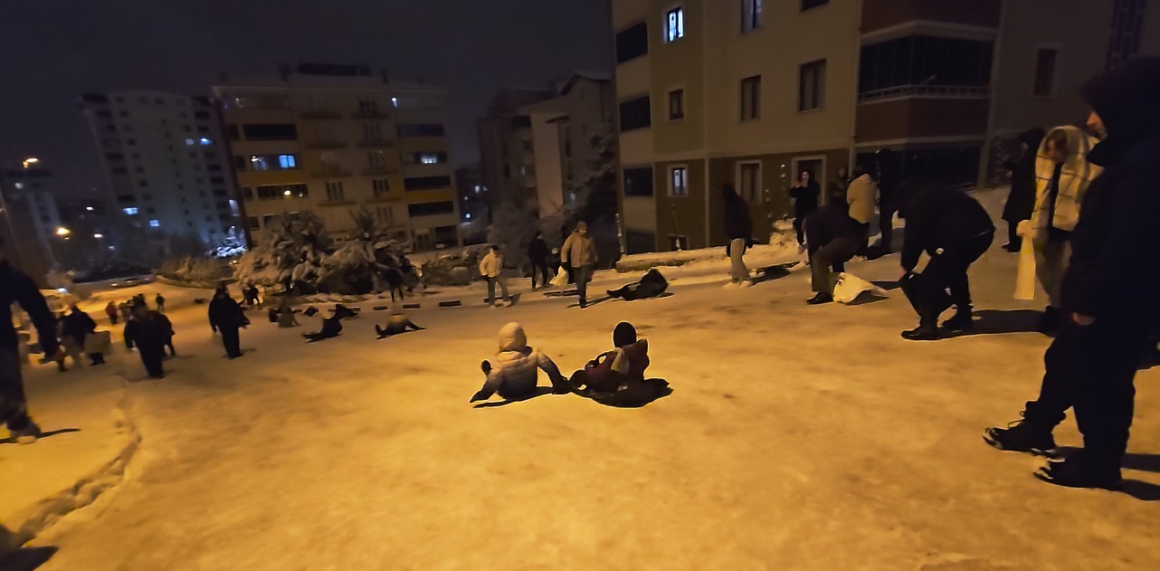 Tokat’ta ’ölümüne’ kar eğlencesi