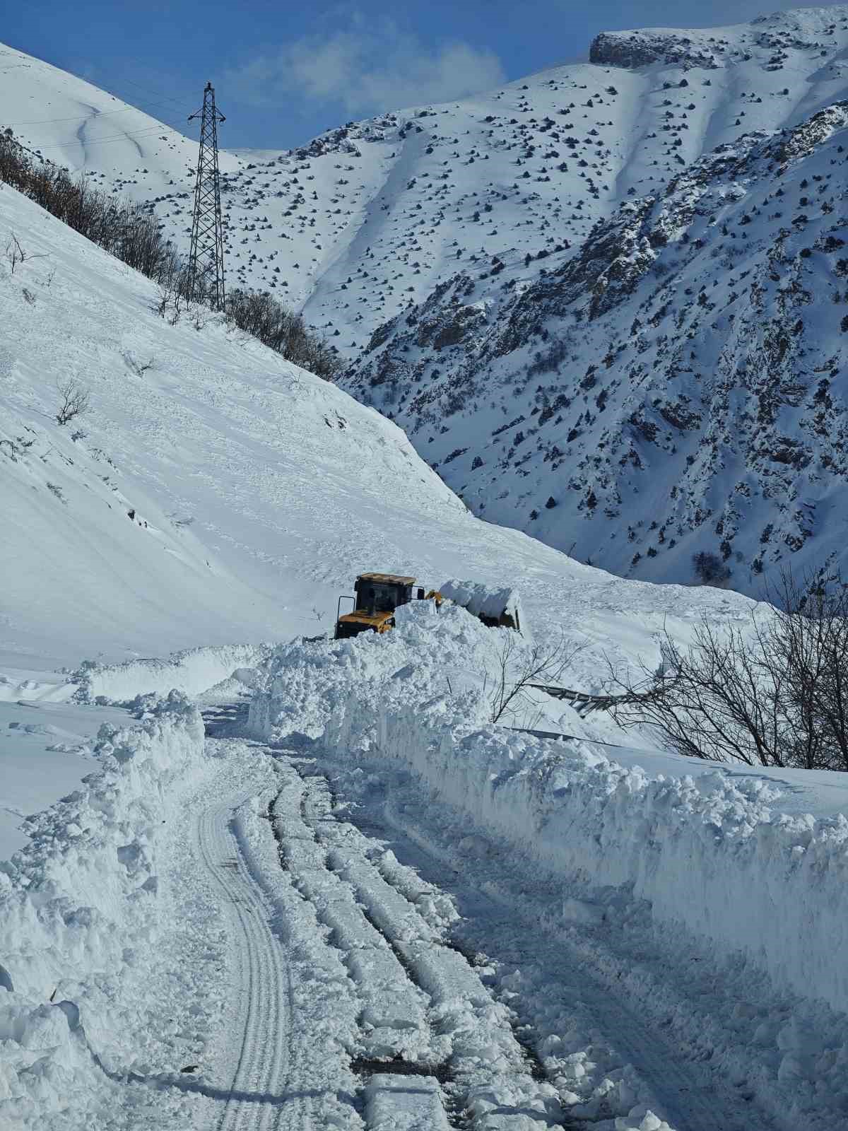 Van-&Ccedil;atak karayolu ulaşıma a&ccedil;ılmaya &ccedil;alışılıyor

