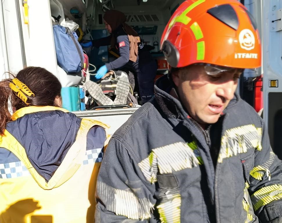 Devrilen trakt&ouml;r s&uuml;r&uuml;c&uuml;s&uuml; itfaiye tarafından kurtarıldı
