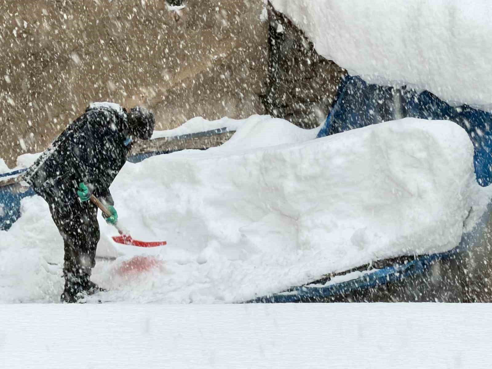 Hakkari&rsquo;de tonlarca kar şehir dışına taşınıyor
