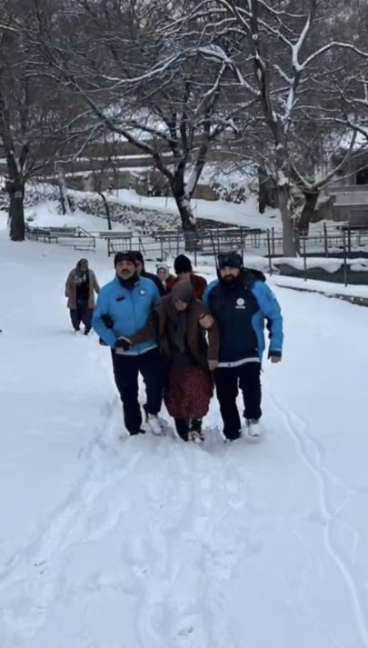 Osmaniye&rsquo;de kardan yolu kapanan k&ouml;ydeki 2 hasta hastaneye ulaştırıldı
