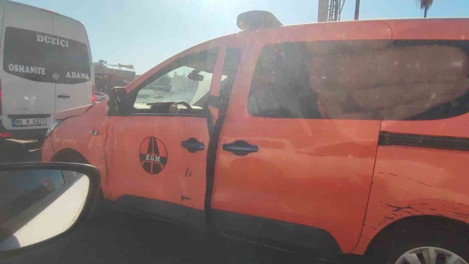 Emniyet kemerini kazalı kapıya bağladı